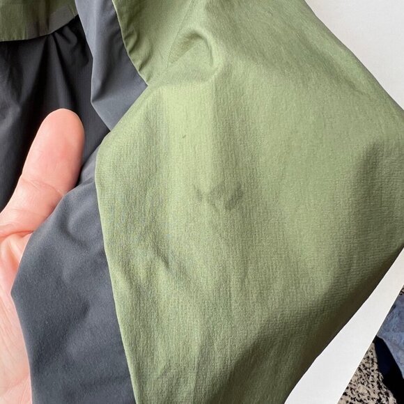 On Men’s Weather jacket , green /gray, Size L J180 - Picture 11 of 12